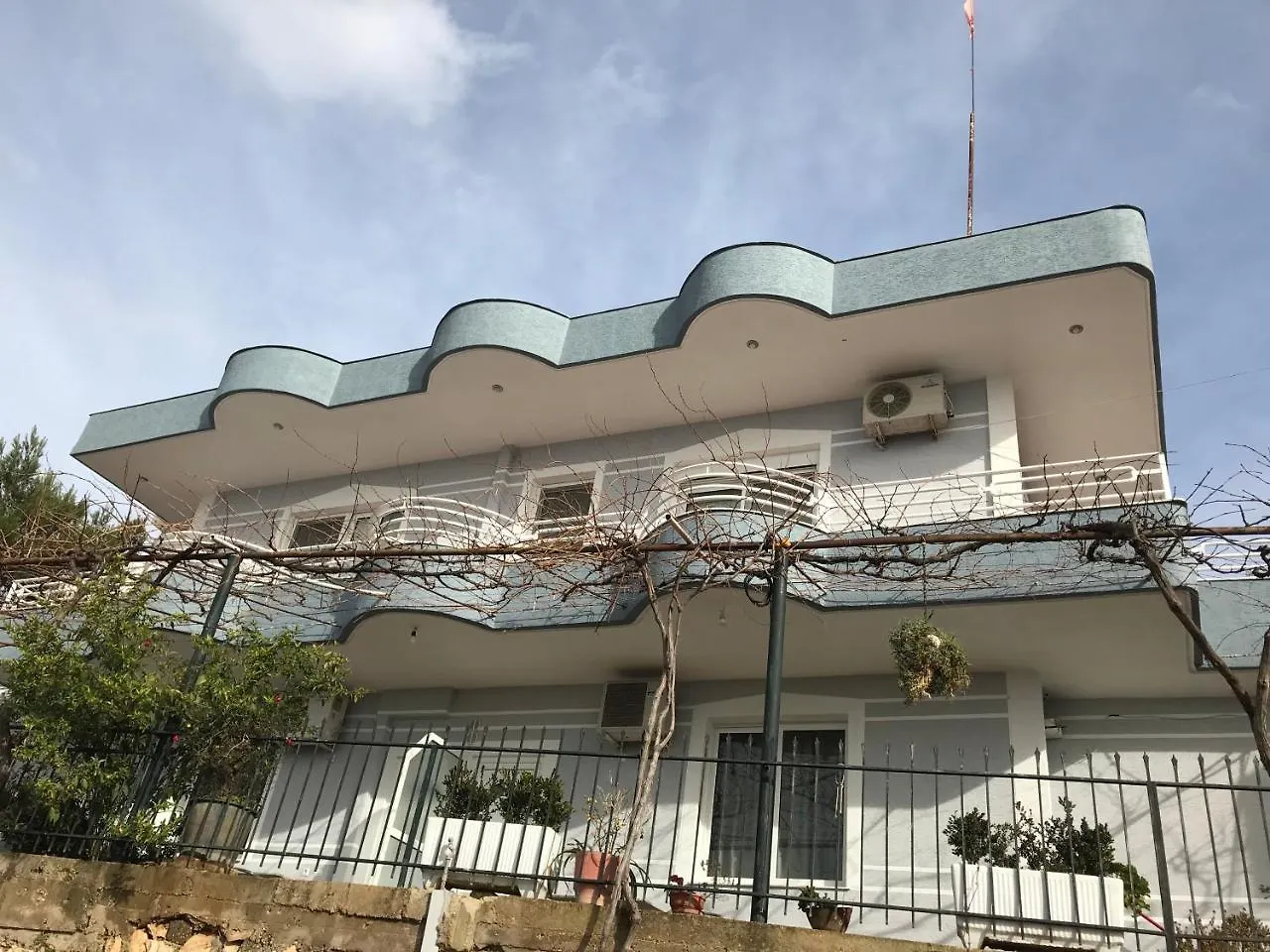 Vila Floban & Mirdar Koshi Sarande