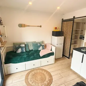 https://f2-4-pers-plage-commerces-pieds-parking-priv.fr-provencehotel.com