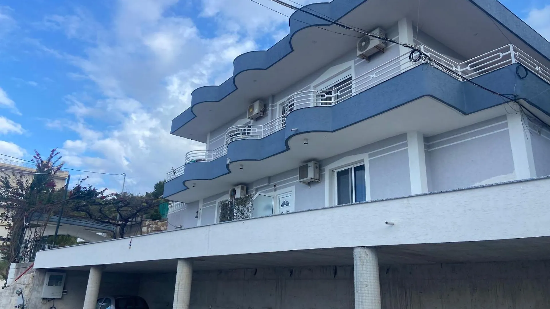 Vila Floban & Mirdar Koshi Sarande