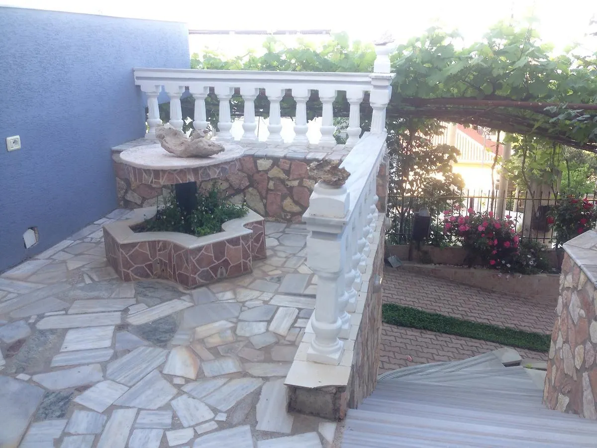 Vila Floban & Mirdar Koshi Sarande 0*,  Albania